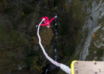 Salta con il bungee jumping ma la corda non è legata bene, muore una donna. Condannato l’istruttore