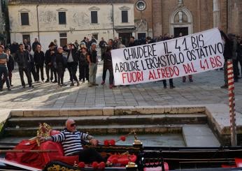 Venezia, nessun incidente al corteo anarchico pro Cospito: partecipanti schierati su Piazzale Roma