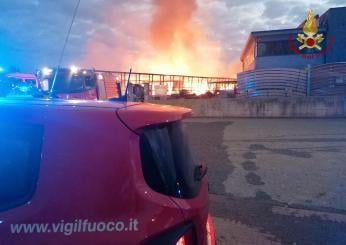 Biella, vasto incendio oggi al Gardenville: l’intera struttura divo…