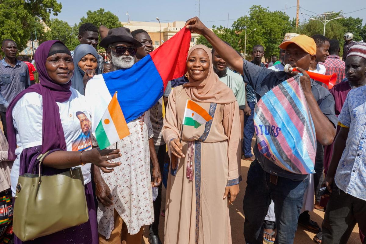 Colpo di stato in Niger, Stati Uniti e Gran Bretagna fanno evacuare…