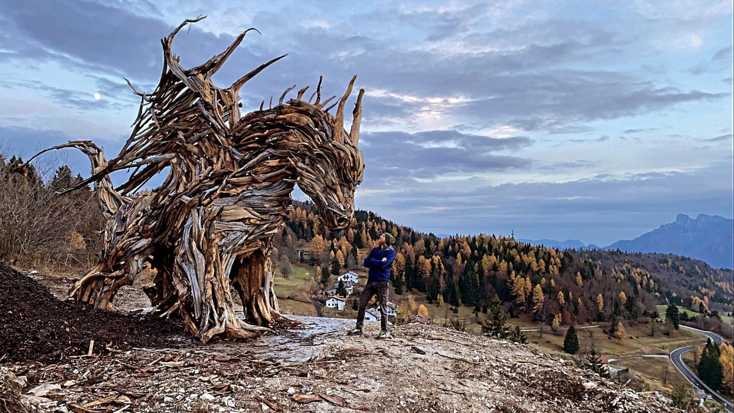 Chi è Marco Martalar, lo scultore del legno autore del Drago di Vaia? Opere e riconoscimenti