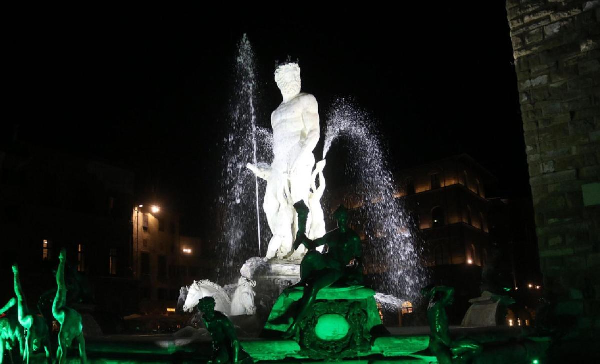 Firenze, turista sale sul Nettuno per una foto e danneggia la statu…