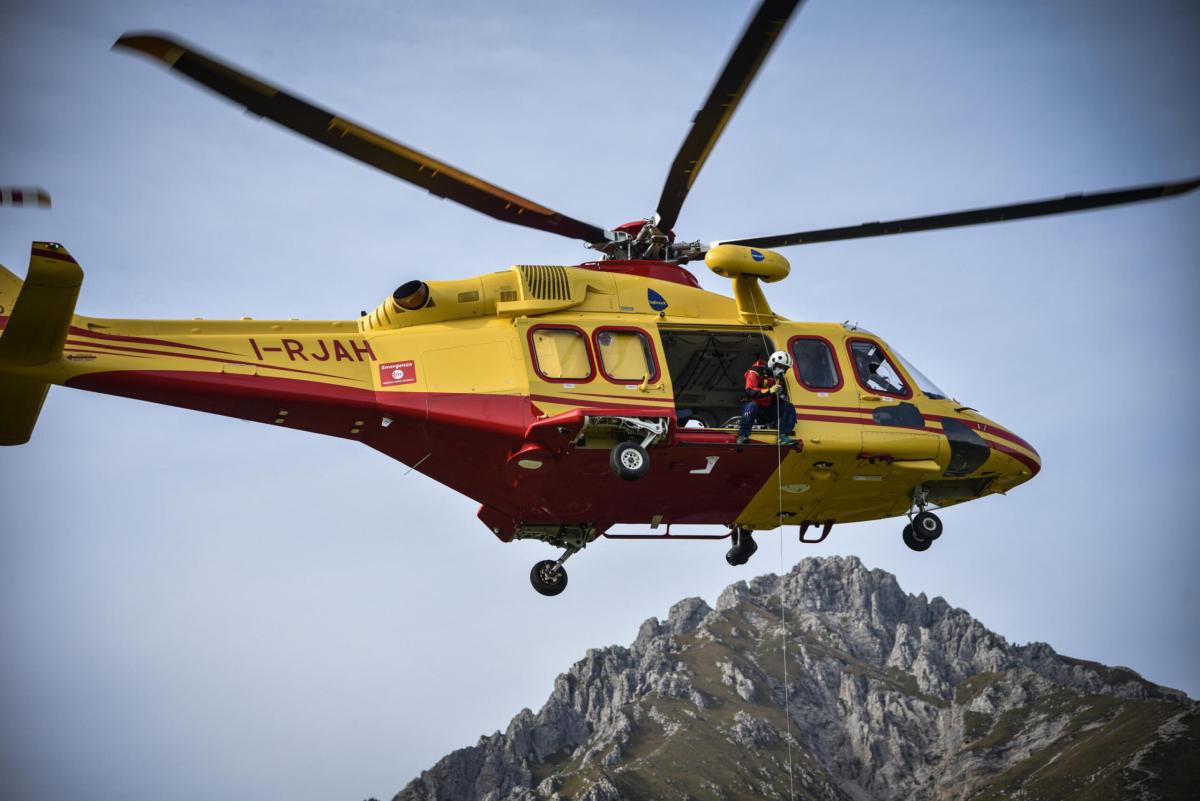 Sassari, cade dalla finestra mentre lavava i vetri: morta una 57enn…