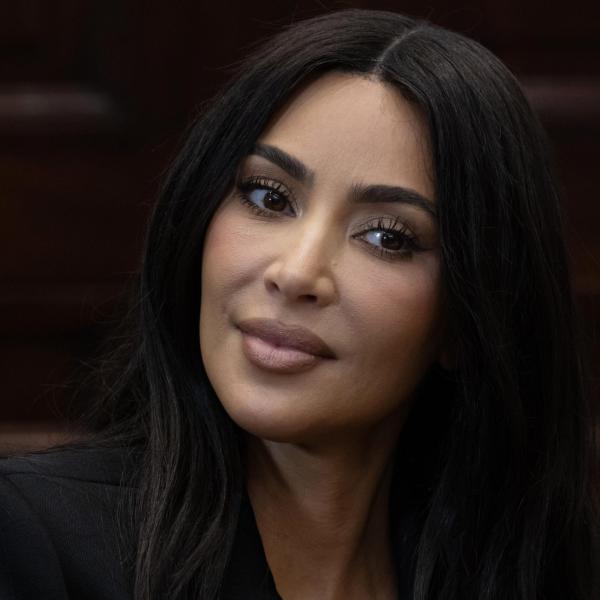 Kim Kardashian vola con il jet privato a Parigi per una Cheesecake: il racconto dell’attrice statunitense