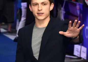 Tom Holland, i problemi con l’alcol e il percorso verso la sobrietà