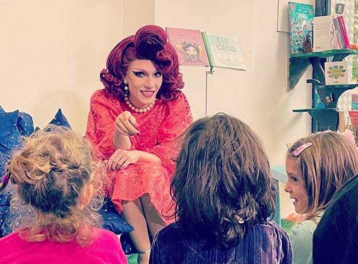 Aosta, drag queen in biblioteca per leggere libri ai bambini. La Le…