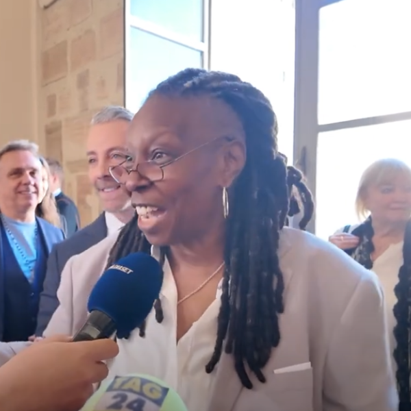 Whoopi Goldberg in Vaticano da Papa Francesco: “Lui in Sister Act 3? Vedremo” | VIDEO