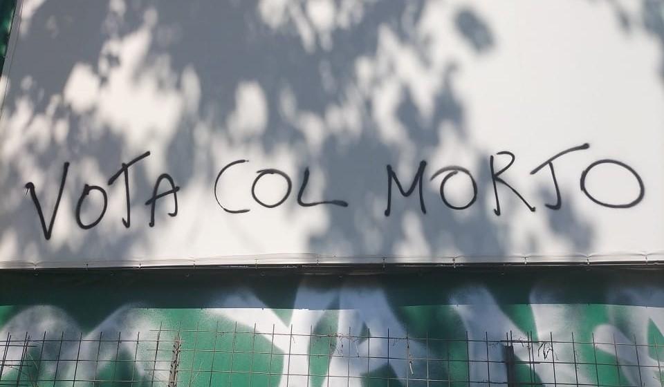 “Vota col morto”: la scritta che sfregia i manifesti elettorali di Forza Italia con Tajani e Berlusconi