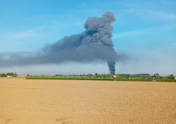 Ferrara, vasto incendio in una fabbrica di plastica a Fiscaglia: due feriti gravi. Il sindaco: “Evacuati i residenti” | FOTO