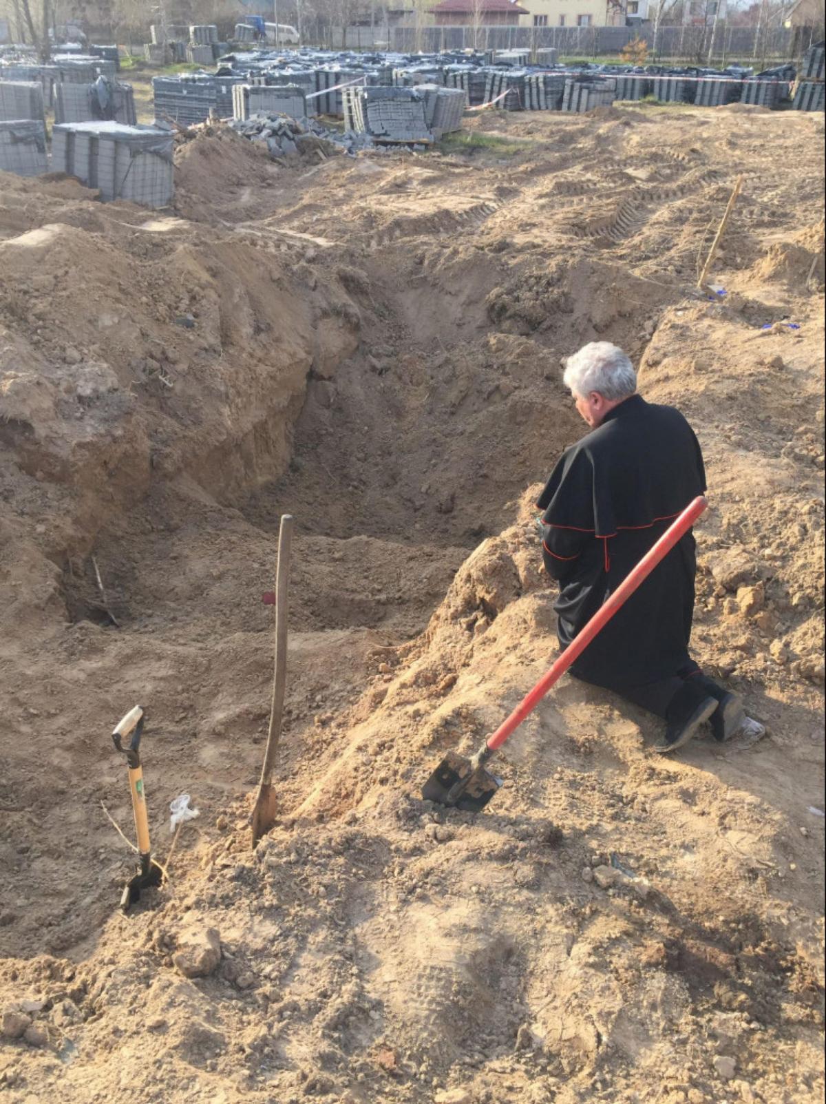 Inviato Papa, il cardinal Krajewski salvo per miracolo in Ucraina 