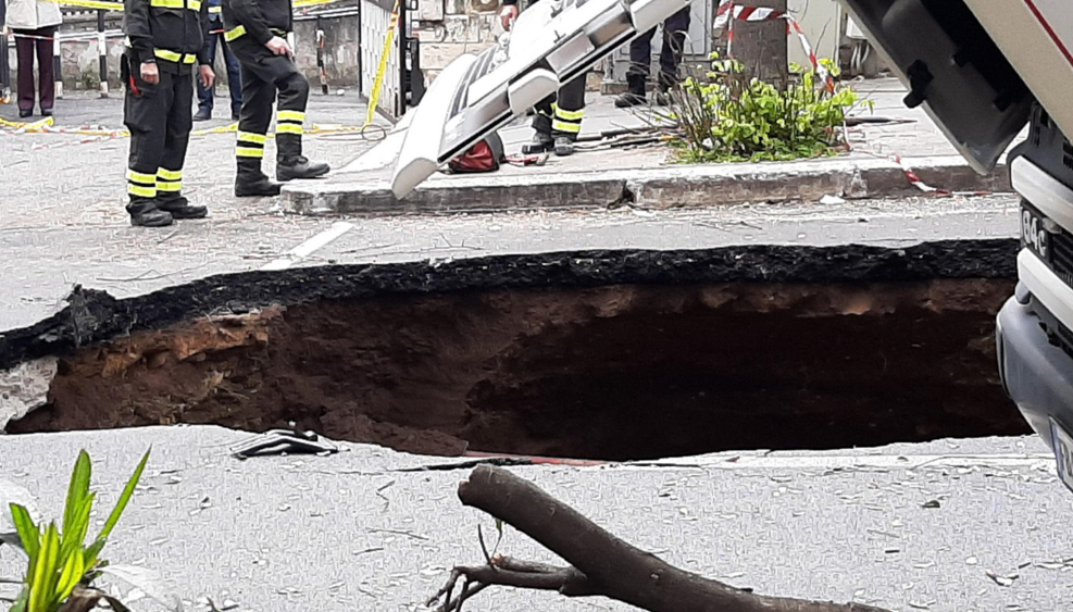 Roma, si apre voragine profonda dieci metri in via Sestio Menas al Quadraro: ‘inghiottite’ due auto | VIDEO