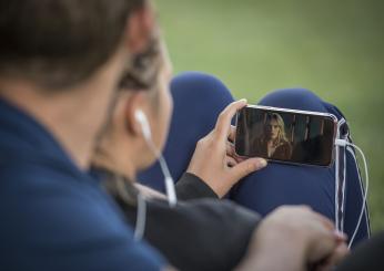 A che età dare il cellulare ai figli? I consigli della pedagogista Paola Campanaro: “A tre anni, solo mezz’ora al giorno e tv spenta”. Le regole per un corretto uso dei dispositivi