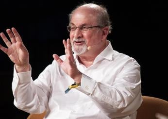 Salman Rushdie ritorna: arrivano le prime dichiarazioni e foto da dopo l’accoltellamento