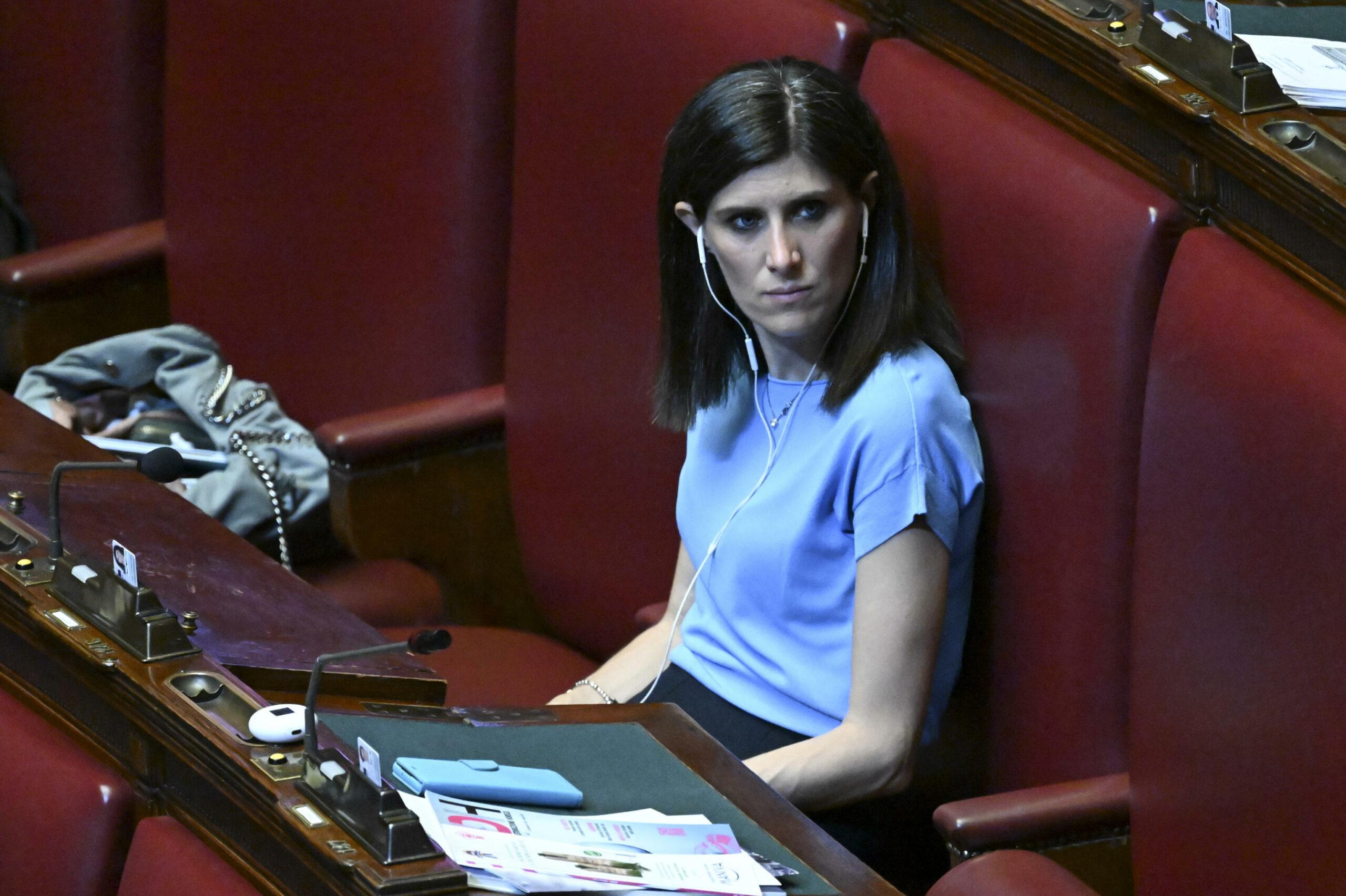 Il video di Chiara Appendino che scivola e cade all’uscita di Montecitorio