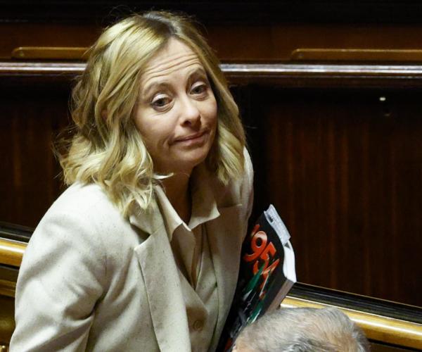 Meloni tra le basette alla Milei e Caivano oh-oh: in Parlamento è tutto uno show