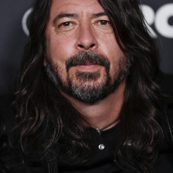 Dave Grohl dei Foo Fighters in lacrime per Taylor Hawkins