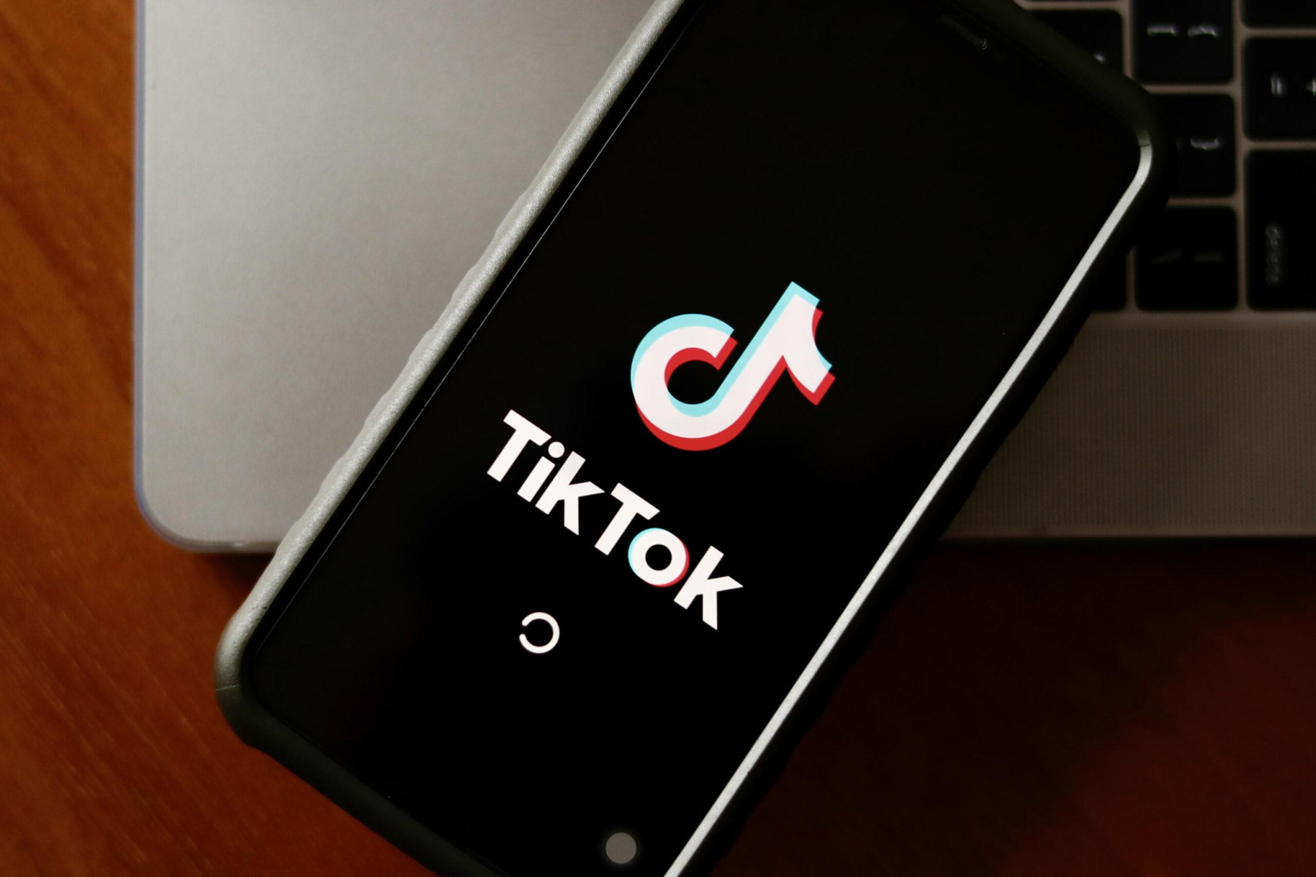 TikTok, nuovi limiti per gli under 18: massimo un’ora al giorno sull’app e notifiche silenziate