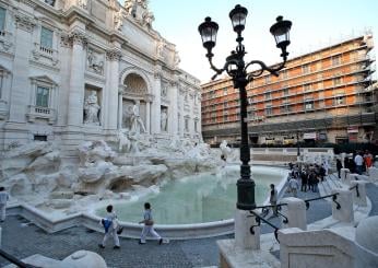 Roma, turisti fanno il bagno nella Fontana di Trevi