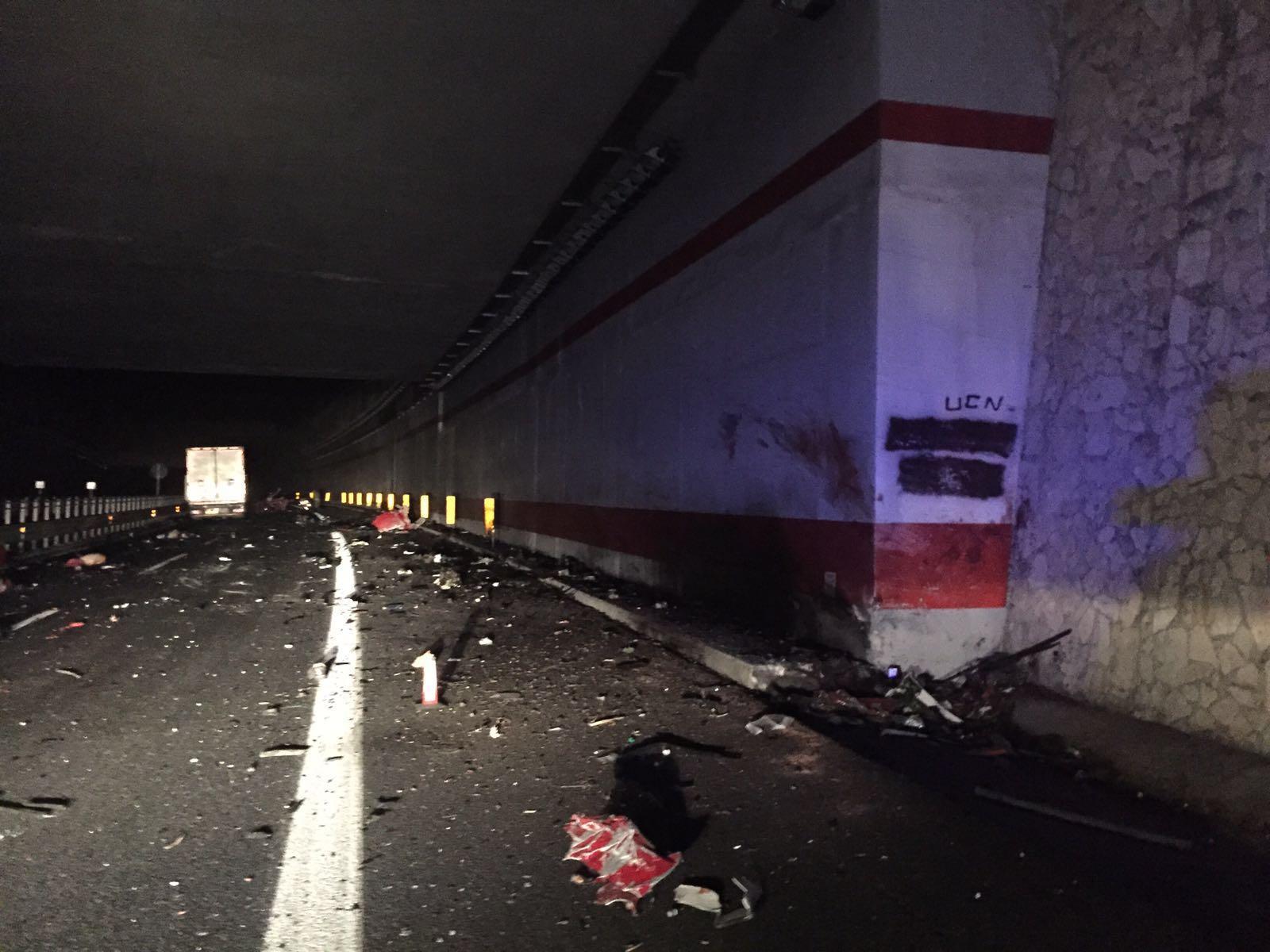 Val Seriana, schianto in galleria fra un tir e due auto: chiusa la statale, disagi e code chilometriche