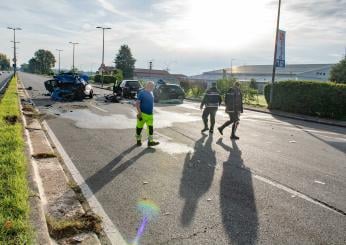 Novara, incidente a Cavallirio: scontro tra due auto, morta una don…