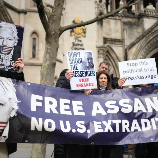 Julian Assange, niente estradizione in USA (per ora): l’Alta Corte di Londra dà la possibilità di ricorrere in appello