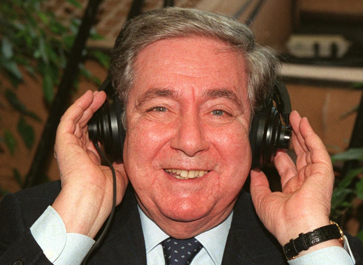 Corrado Mantoni, 25 anni fa la morte: l’annuncio in radio della fine della Seconda Guerra mondiale, l’incidente stradale che lo segnò. L’ultima apparizione in tv nel 1997