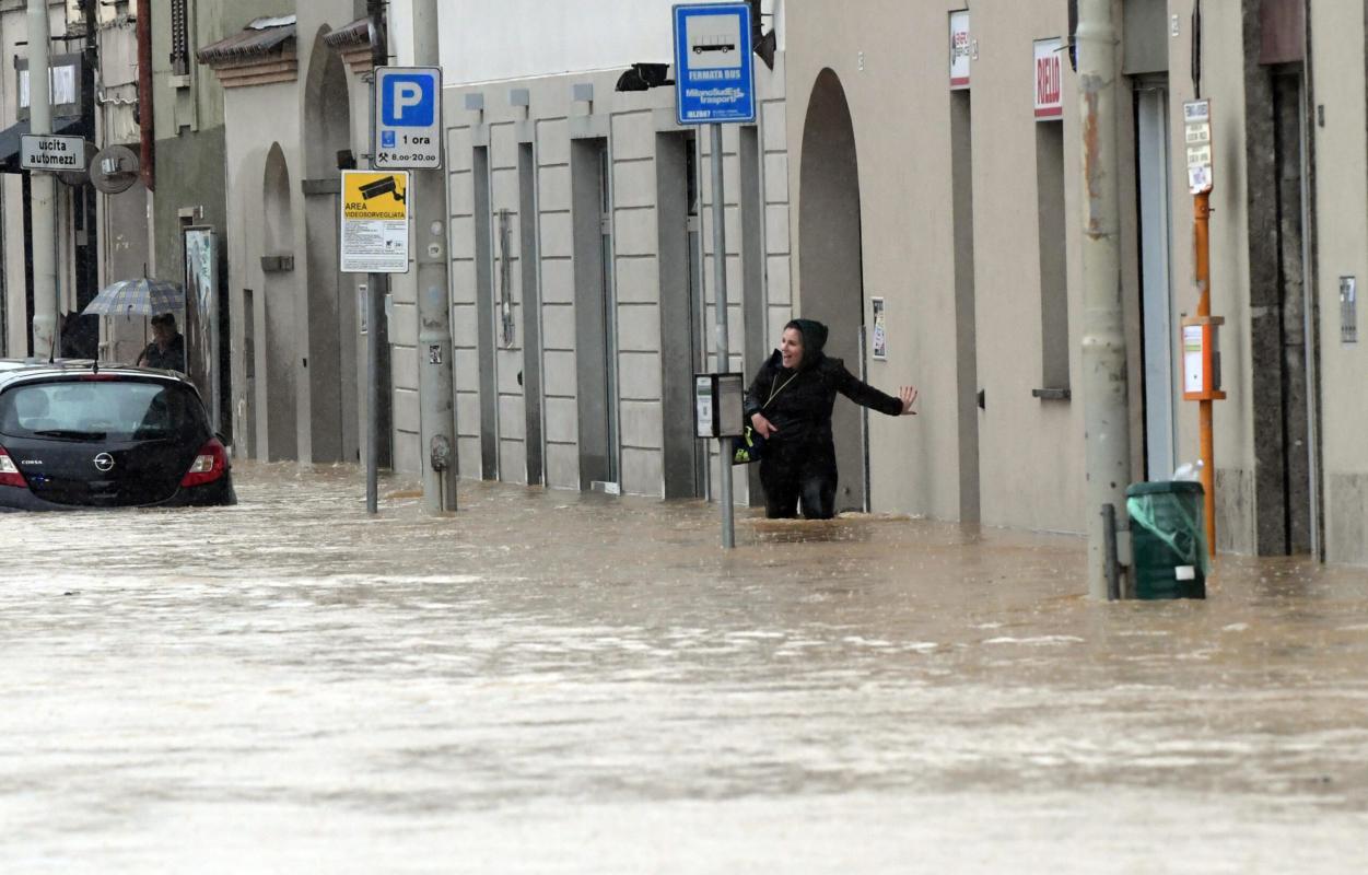 Maltempo in Lombardia, sott’acqua Bergamo e Milano e il Lambro esonda. Scuole chiuse domani 11 ottobre 2024: gli ultimi aggiornamenti