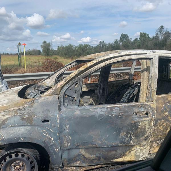 Assalto a portavalori in Puglia, spari e auto in fiamme sulla statale 613 tra Lecce e Brindisi: banditi in fuga | FOTO E VIDEO