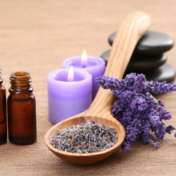 Come usare l’olio essenziale alla lavanda? 10 consigli per il benessere e la salute