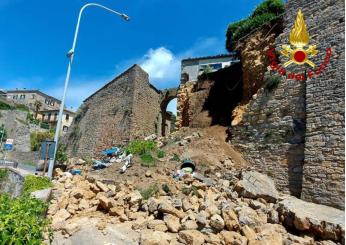 Pisa, paura a Volterra per il crollo di un tratto di mura medievali: un ferito. Detriti in strada | FOTO