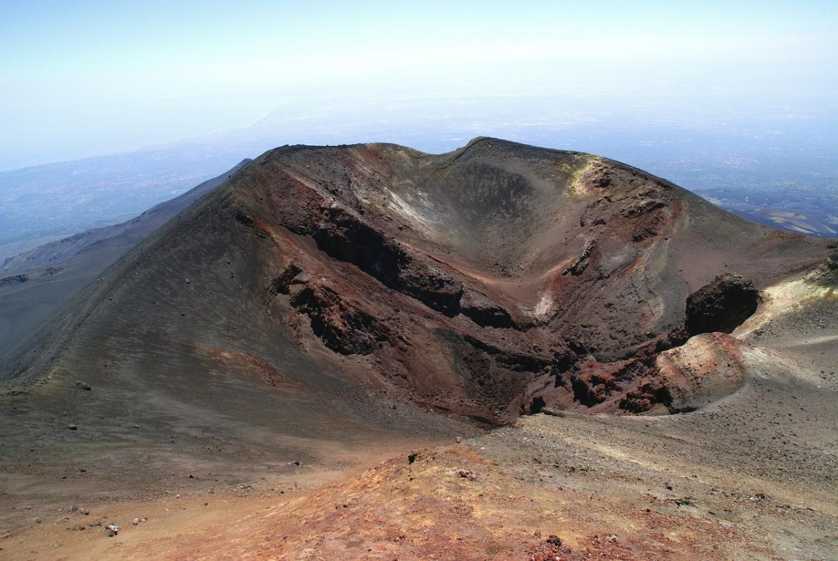 Cosa sono e perché si formano gli anelli di gas sull’Etna