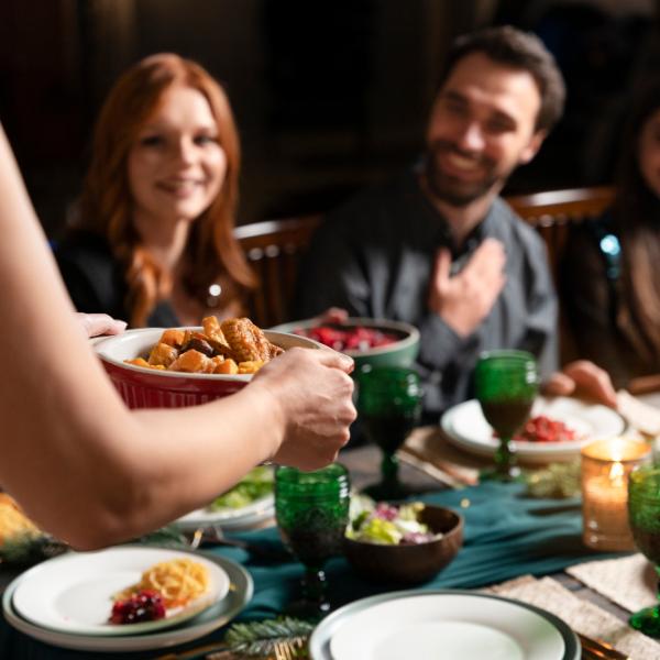 Qual è l’orario migliore per cenare: cosa succede se si mangia dopo le 21