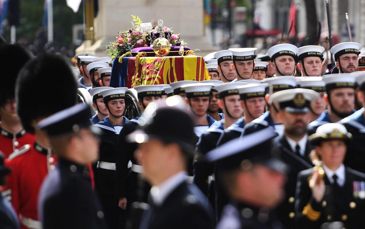 Funerali Regina Elisabetta, il viaggio è finito. Inizia il mito