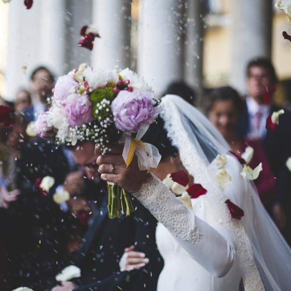 Come vestirsi a un matrimonio a fine ottobre? Outfit per invitata donna: guida a modelli e colori