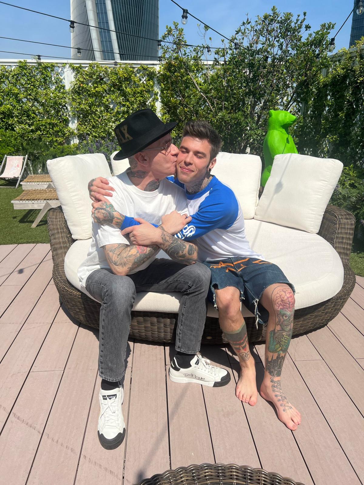 Fedez e J-Ax insieme per Love Mi: concerto benefico a Milano, il 28…