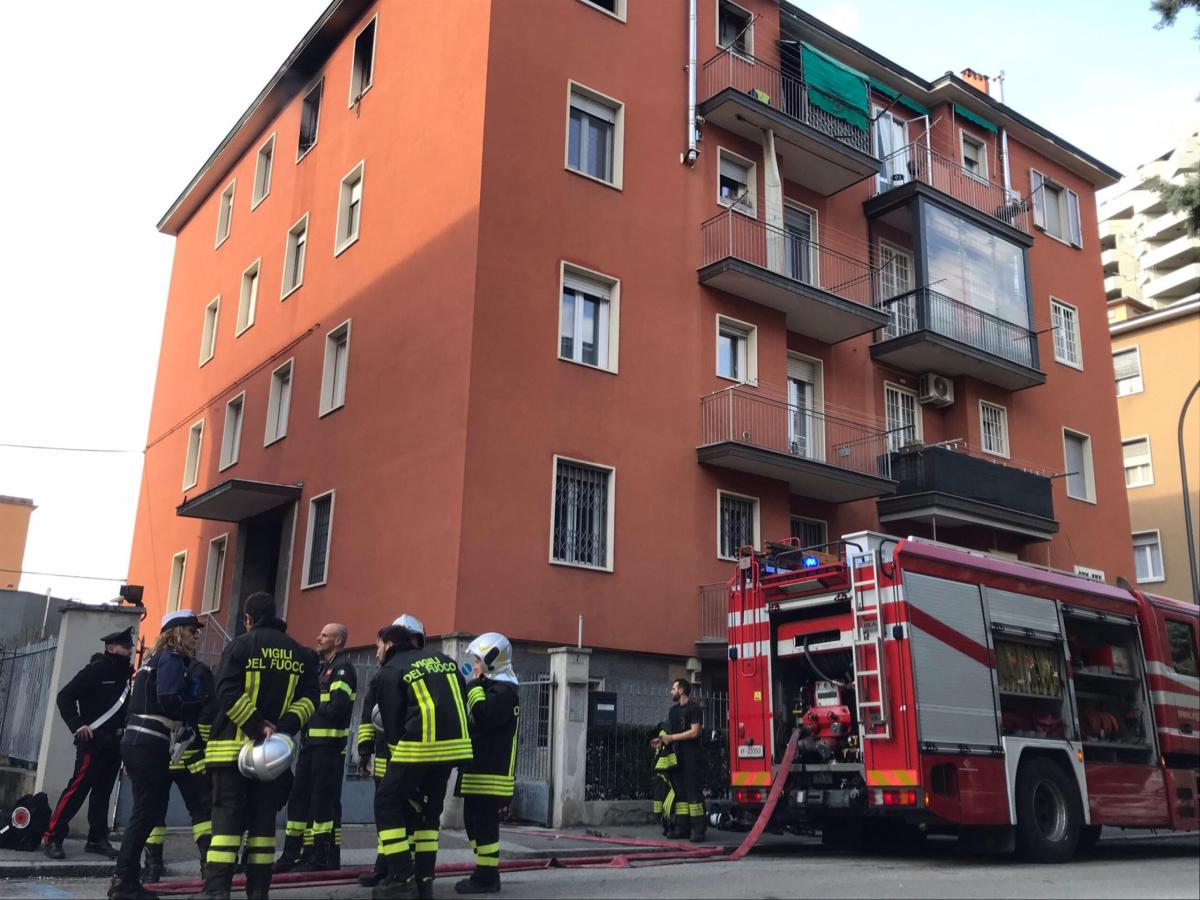 Incendio Bologna, Via Vestri: muore un 62enne, il fratello è gravem…