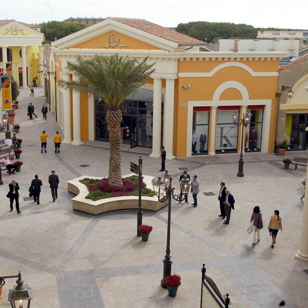 Roma, protesta dei lavoratori dell’Outlet Castel Romano: il gruppo vuole tenere aperto il 26 dicembre