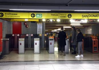 Sulla metro a Milano senza biglietto, fermato dai controllori | VIDEO