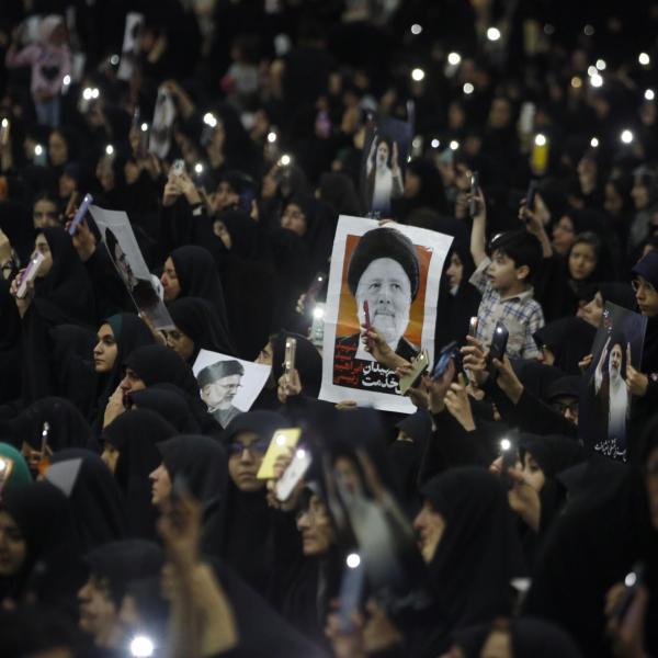 Funerali Raisi, migliaia di persone si riuniscono a Teheran per l’addio al presidente iraniano