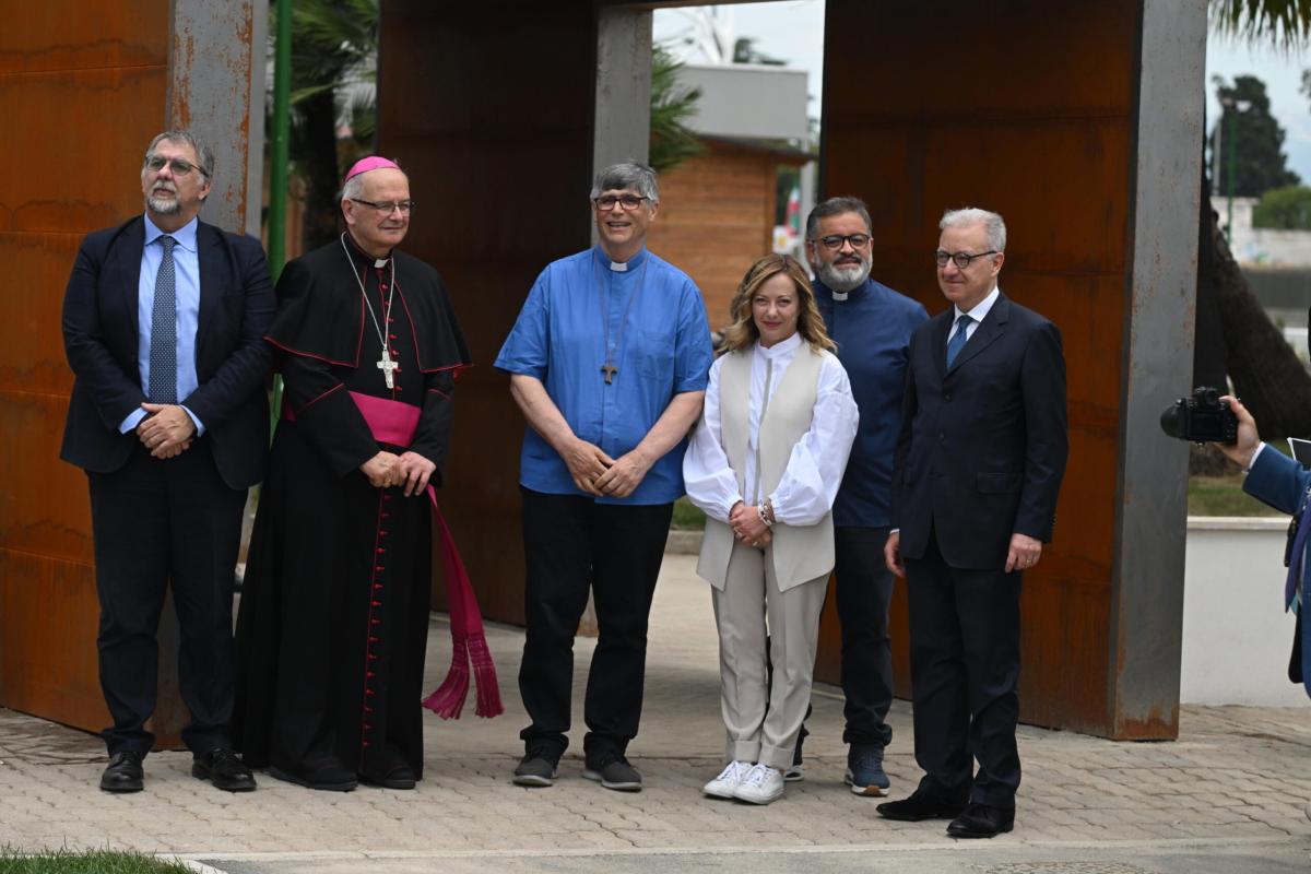 Meloni all’inaugurazione del Centro Sportivo di Caivano: “Abbiamo deciso di intitolarlo a Pino Daniele”. Don Patriciello la ringrazia in dialetto: “Io ‘o veco e nun ‘o crere. Grazie”