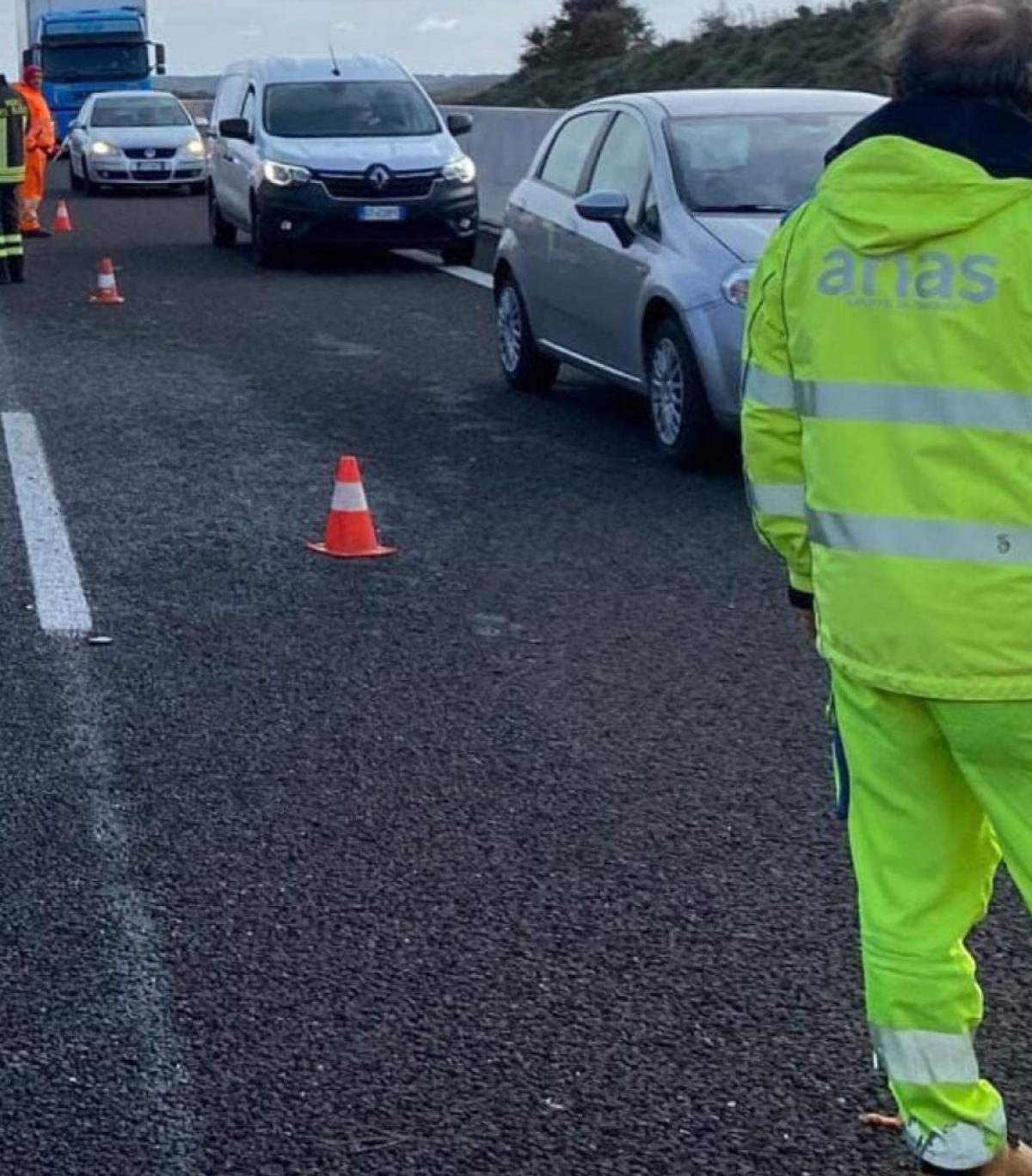 Pesaro, incidente nella notte sull’Urbinate: perde il controllo della moto e si schianta, morto un 45enne