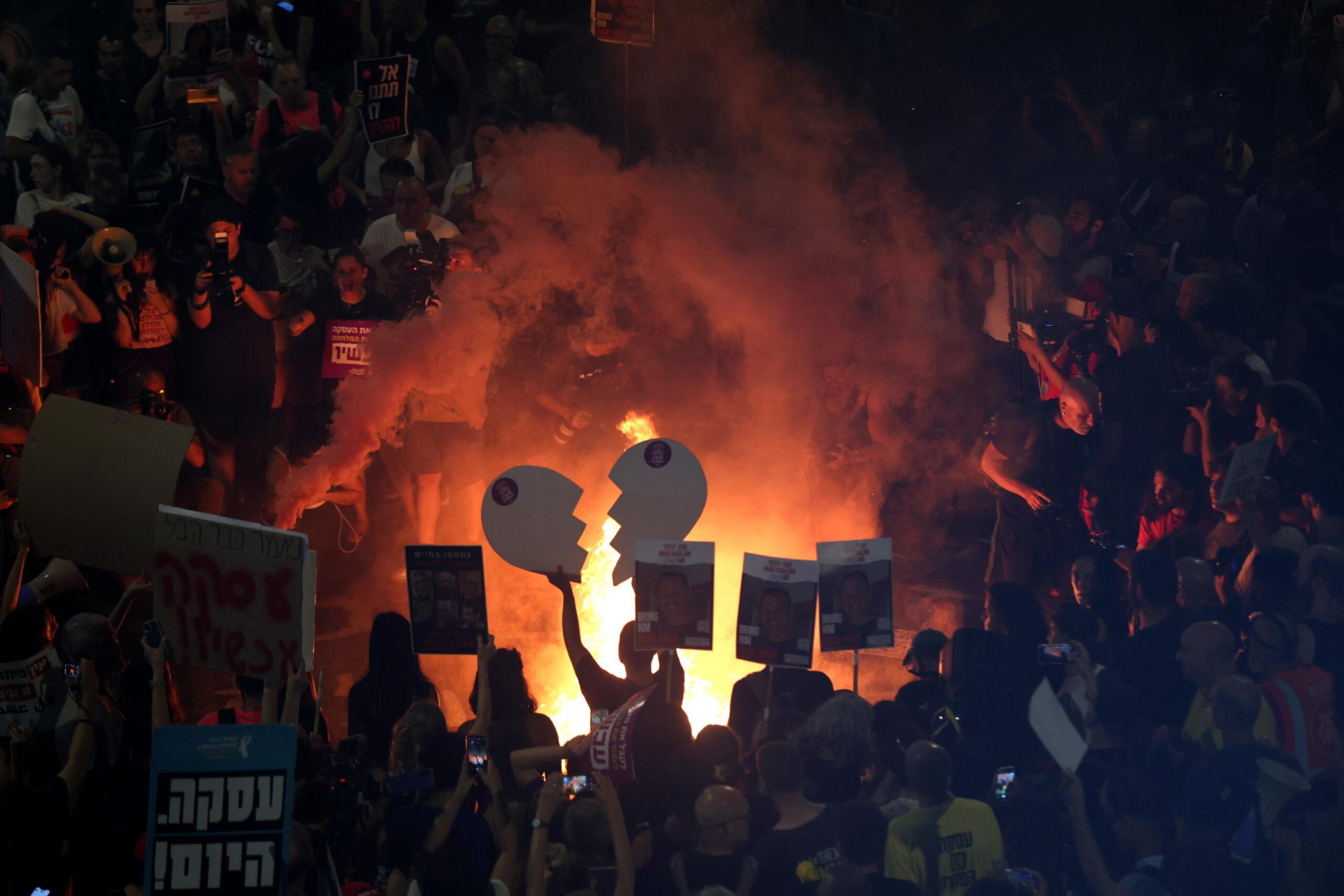 Israele, perché sono state organizzate nuove proteste a Tel Aviv? In piazza centinaia di persone | VIDEO