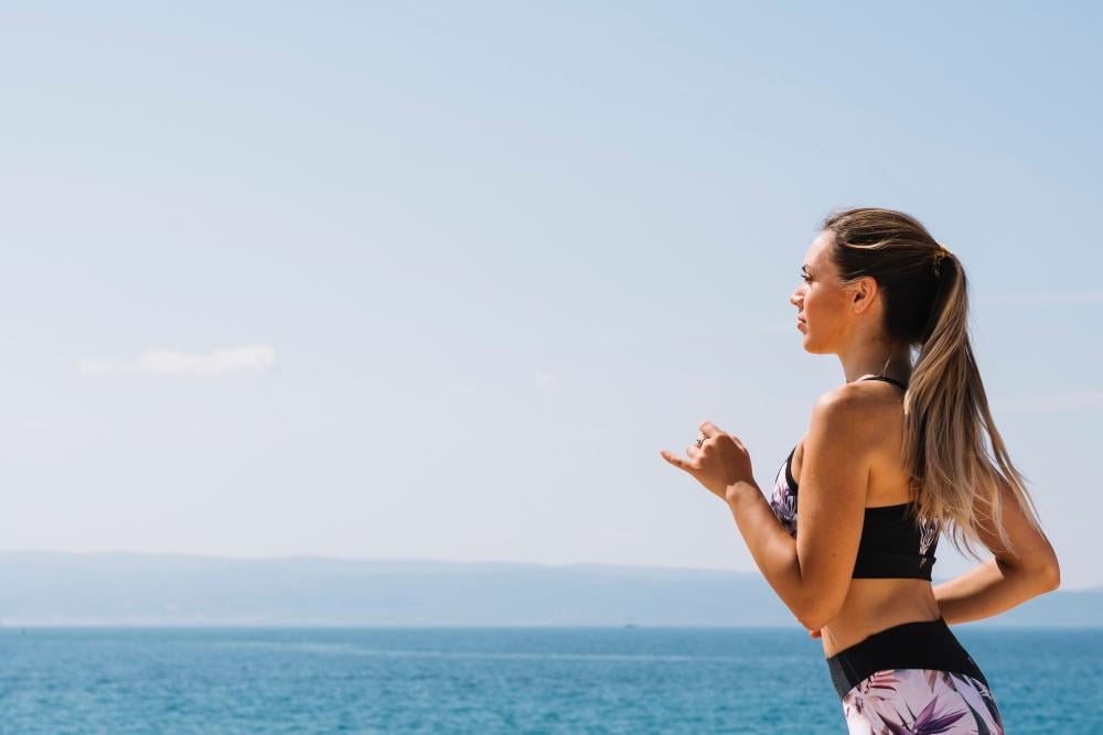 Come tenersi in forma al mare? Tutti i metodi per sfruttare i benefici di sabbia e acqua