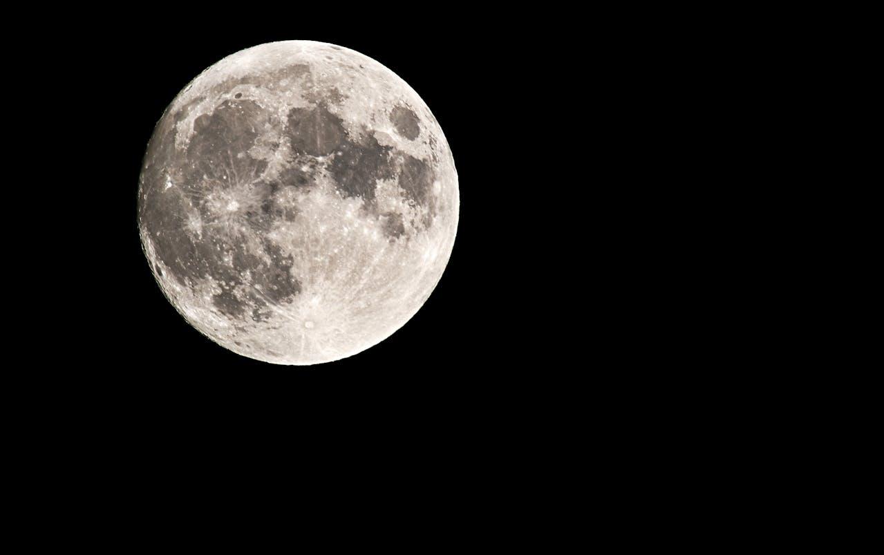 Luna Rosa 23 aprile 2024: cosa significa e come vederla al meglio