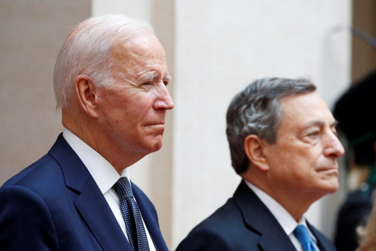 Tesoriere M5S e la foto di Draghi al guinzaglio di Biden