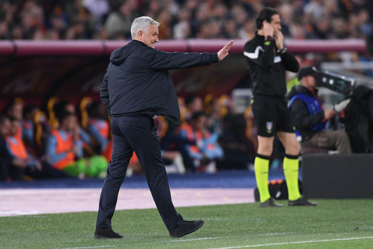 Mourinho ai tifosi: “Non venite a vedere la partita, venite a giocare con noi”