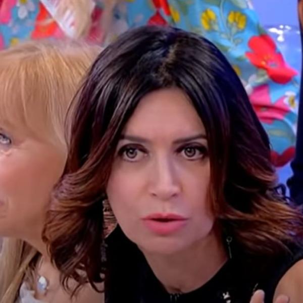 Barbara De Santi sfila in abito da sposa, Tina la fulmina: “Almeno per finta hai realizzato il tuo sogno”