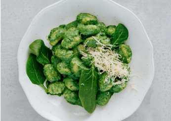 Gnocchi al pesto di spinaci: il primo veloce e gustoso