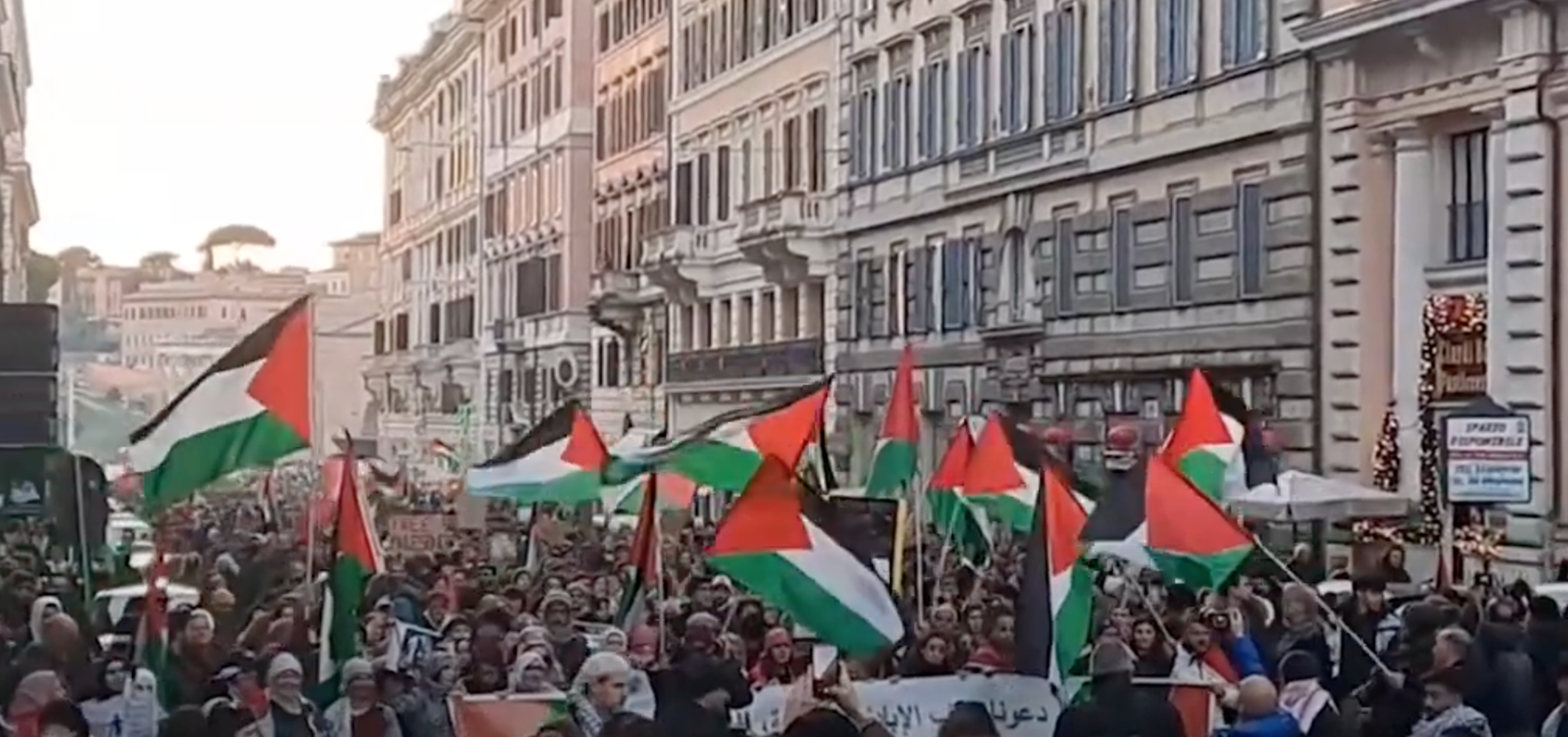 Migliaia in strada a Roma per la Palestina, il corteo dai Fori Imperiali a Piazza Vittorio Emanuele | VIDEO