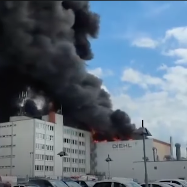 Germania, incendio in una fabbrica di metalli a Berlino: rischio fumo tossico sulla capitale tedesca | VIDEO